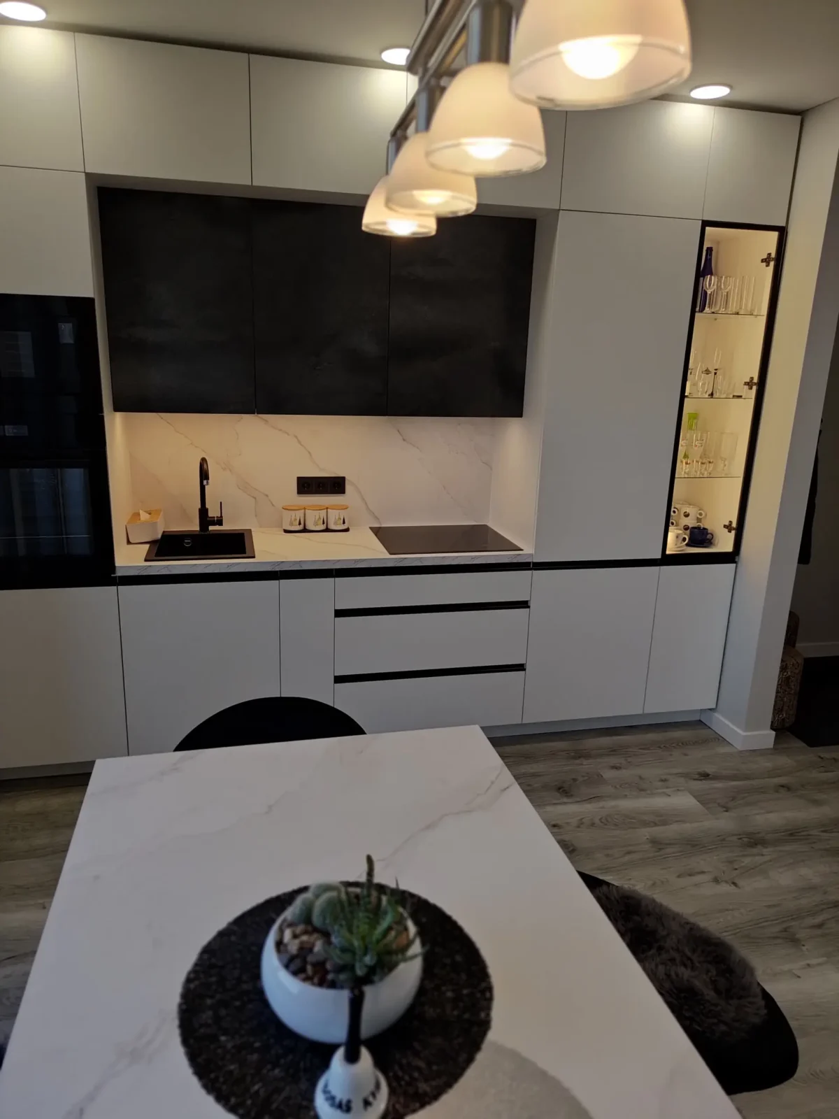 Apdailos Darbai Kaune Virtuvė Su Led Apšvietimu Po Spintelėmis Ir šviestuvais Virš Valgomos Salos Marmuro Stalviršis Pirmame Plane Kreves Prospektas