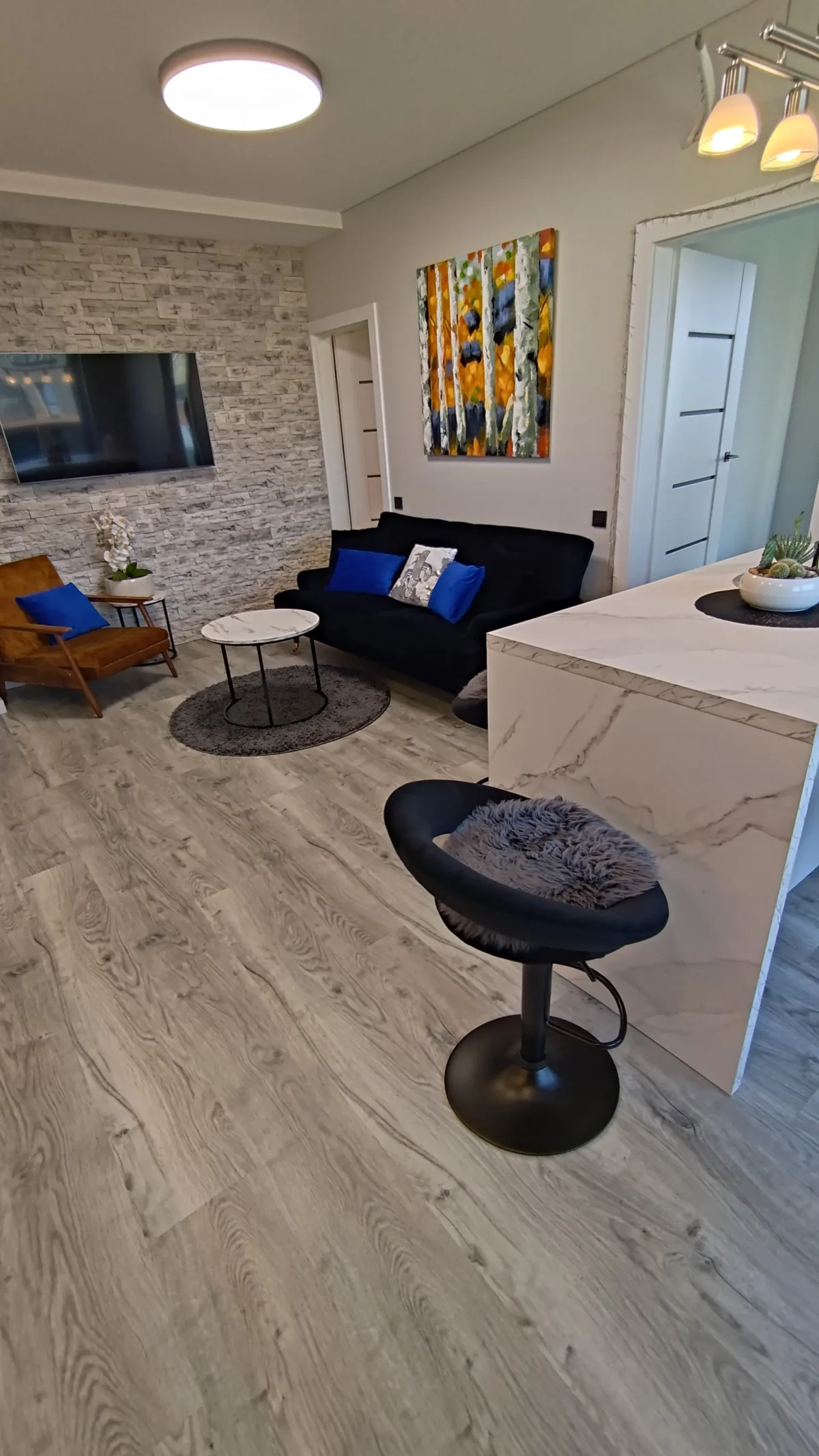 Grindų įrengimas Ir Svetainės Apdaila Iki Raktų Kreves Prospekte Kaune Pilkos ąžuolo Efekto Laminato Grindys Ir Modernūs Baldai Atvirame Plane