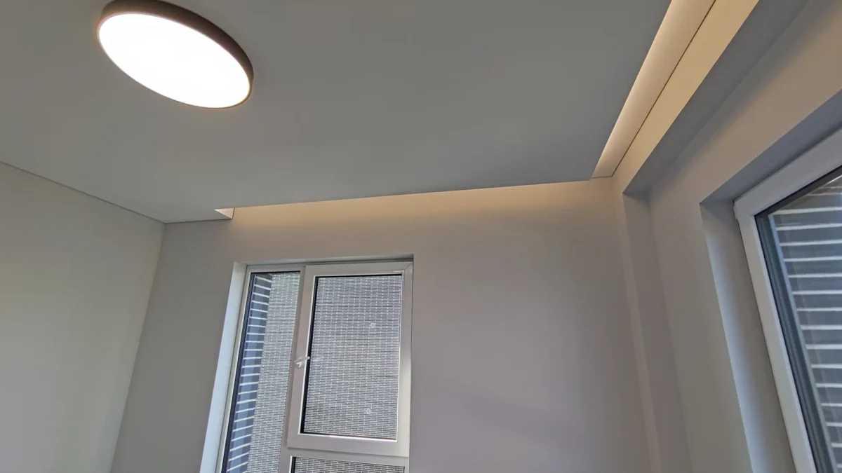 Kambario Lubos Su Gipso Kartono Nišomis Ir Led Juostele Vidaus Apdailos Meistrai Kaune Sutvarkė Langų žaliuzes Ir Apšvietimą