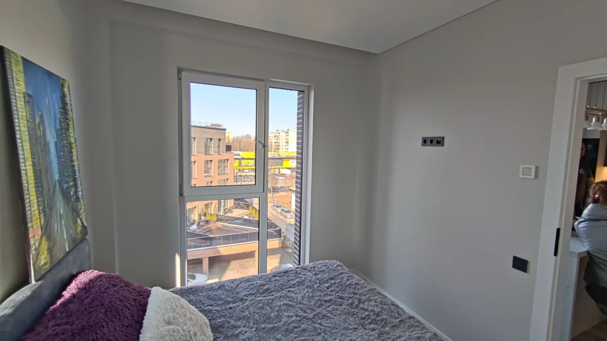 Miegamojo Kambario Vidaus Apdailos Darbai Kaune šviesiai Pilkos Sienų Dažymas Ir Modernus Interjeras Su Vaizdu į Miestą Kreves Prospekte