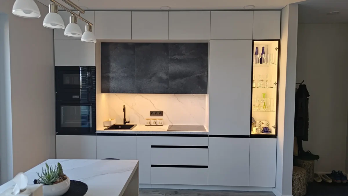Moderni Balta Virtuvė Su Antracito Viršutiniais Durelėmis Ir Apšviesta Stikline Vitrina Vidaus Apdailos Meistrai Atliko Pilną įrengimą Kaune