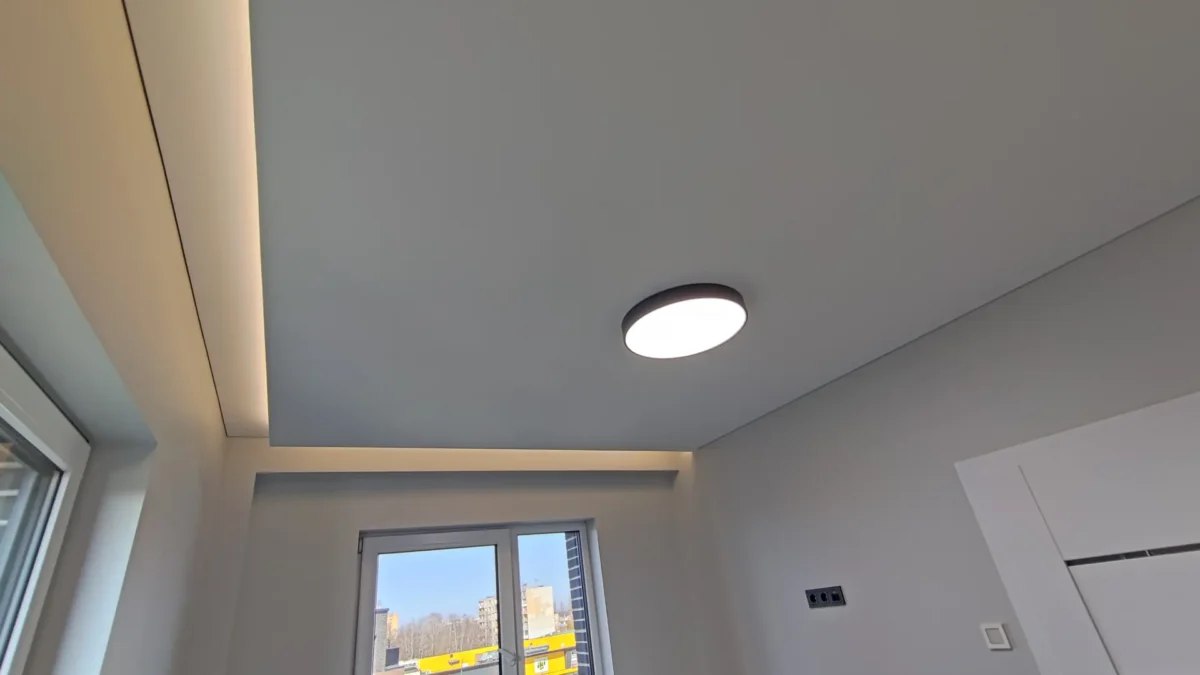 Pilna Vidaus Apdaila Naujos Statybos Bute Kaune Miegamojo Lubų Gipso Kartono Niša Led Apšvietimas Ir Balta Spinta Kreves Prospektas