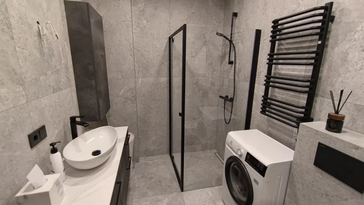 Pilna Vidaus Apdaila Vonios Kambaryje Kreves Prospekte Su Dušo Kabina Skalbimo Mašina Ir šildoma Rankšluosčių Džiovykla