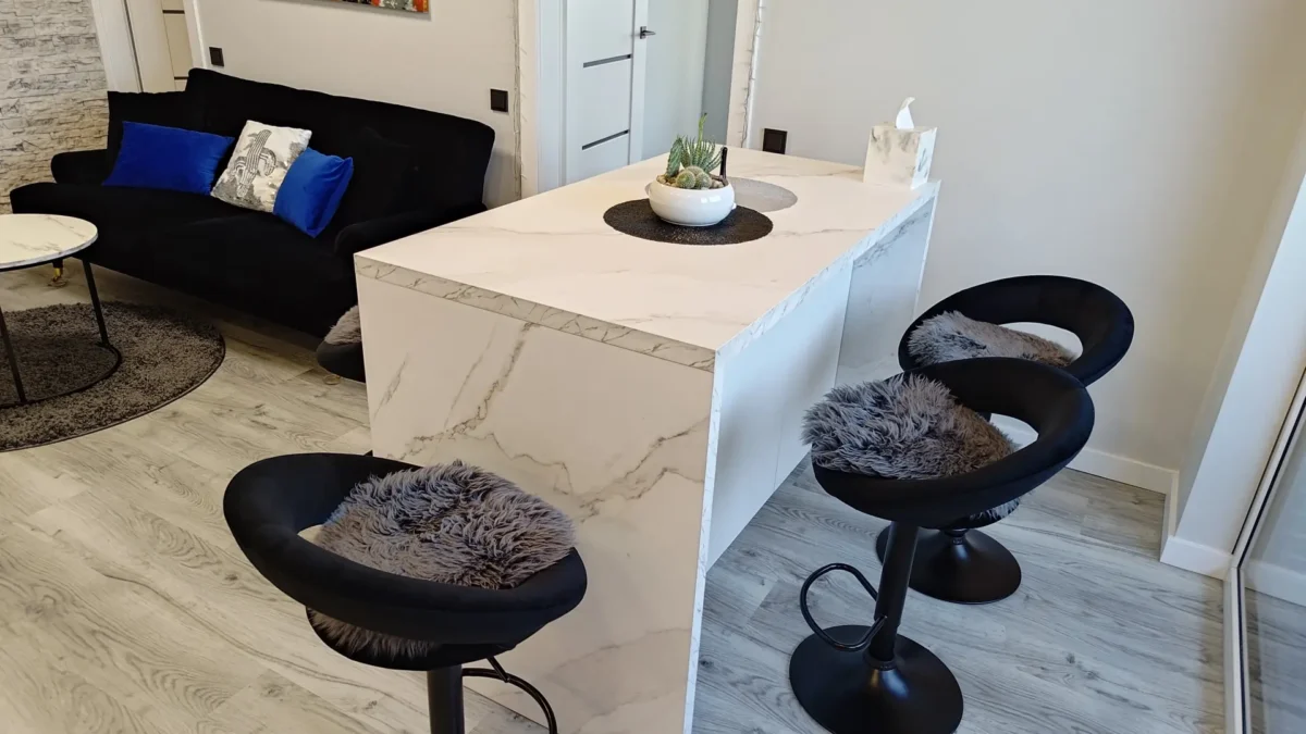 Vidaus Apdailos Darbai Kaune Virtuvės Sala Su Marmuro Stalviršiu Ir Juodomis Baro Kėdėmis Su Kailio Pagalvėlėmis Kreves Prospekte Naujos Statybos Butas