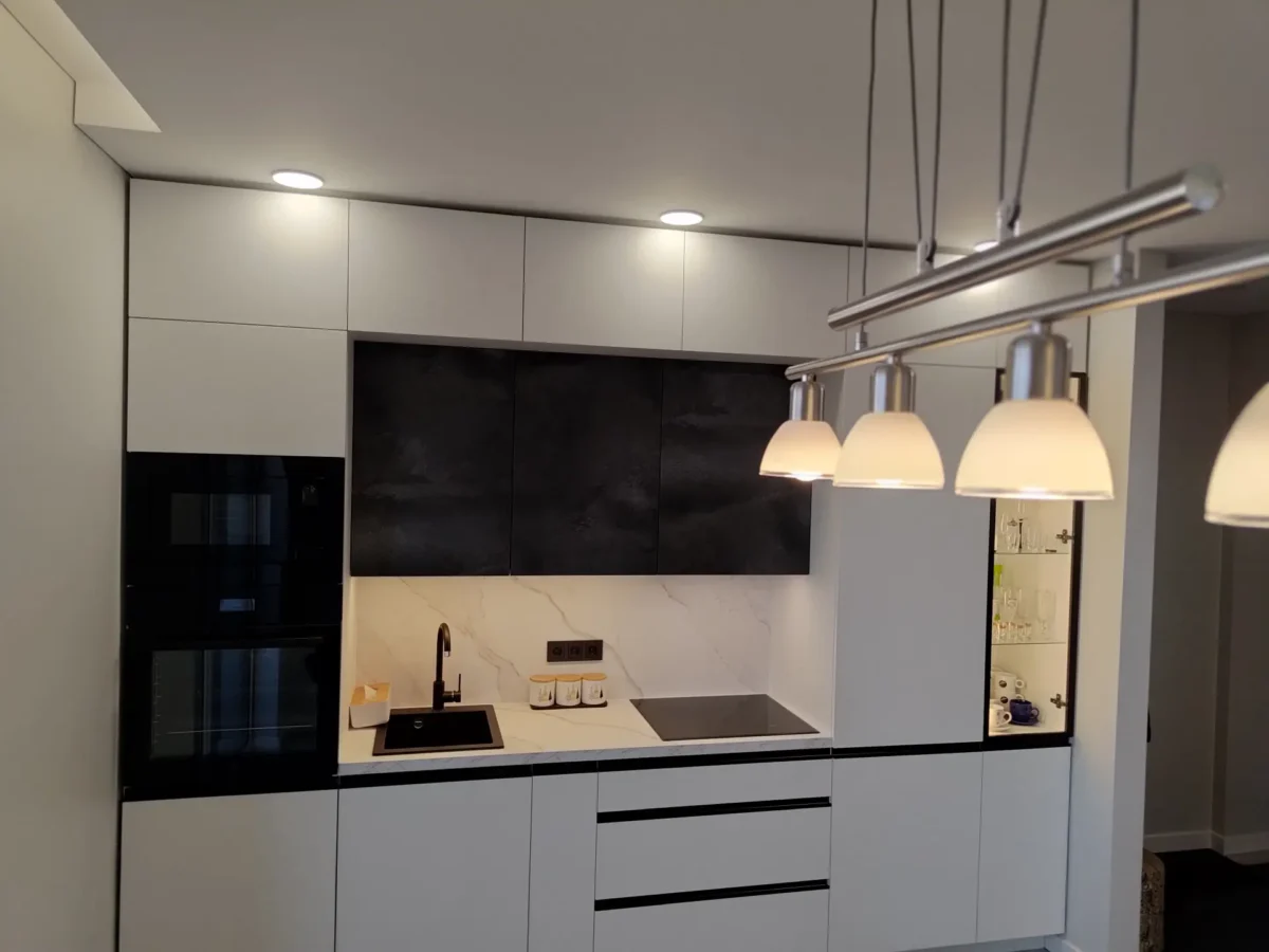 Vidaus Apdailos Ekspertai Kaune Virtuvės Apšvietimas įgilinti šviestuvai Virš Spintelių Ir Pakabinami šviestuvai Virš Valgomos Salos Kreves Prospektas