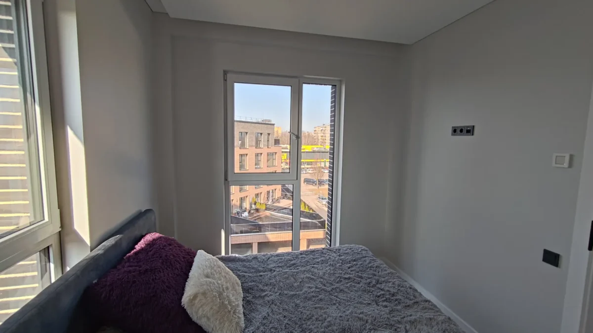 Vidaus Apdailos Meistrai Kaune Nudažė Miegamojo Sienas šviesiai Pilka Spalva Ir Sutvarkė Langų Aplinką Naujos Statybos Bute